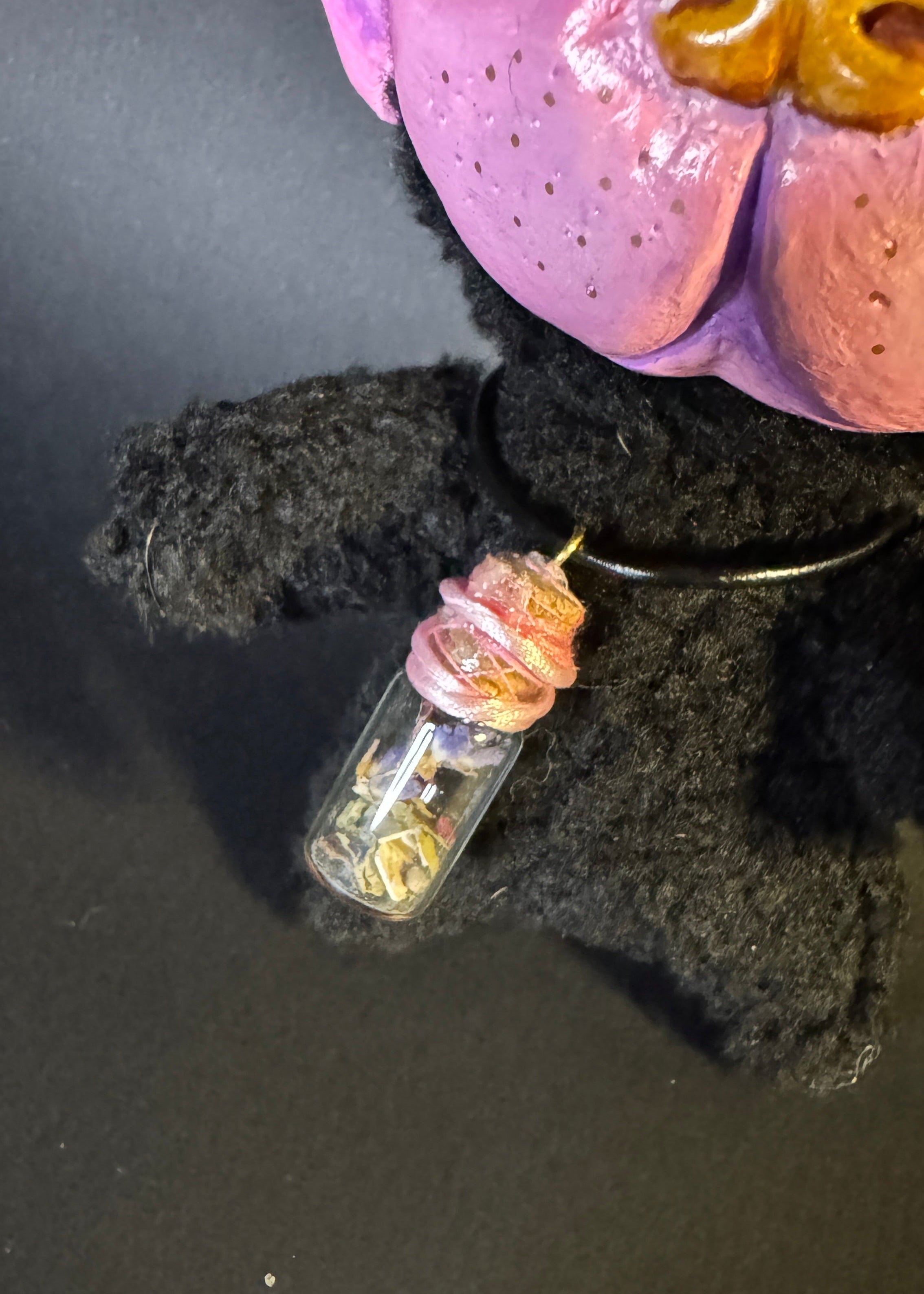 Detail-Bild der Kette die die Puppe um hat.