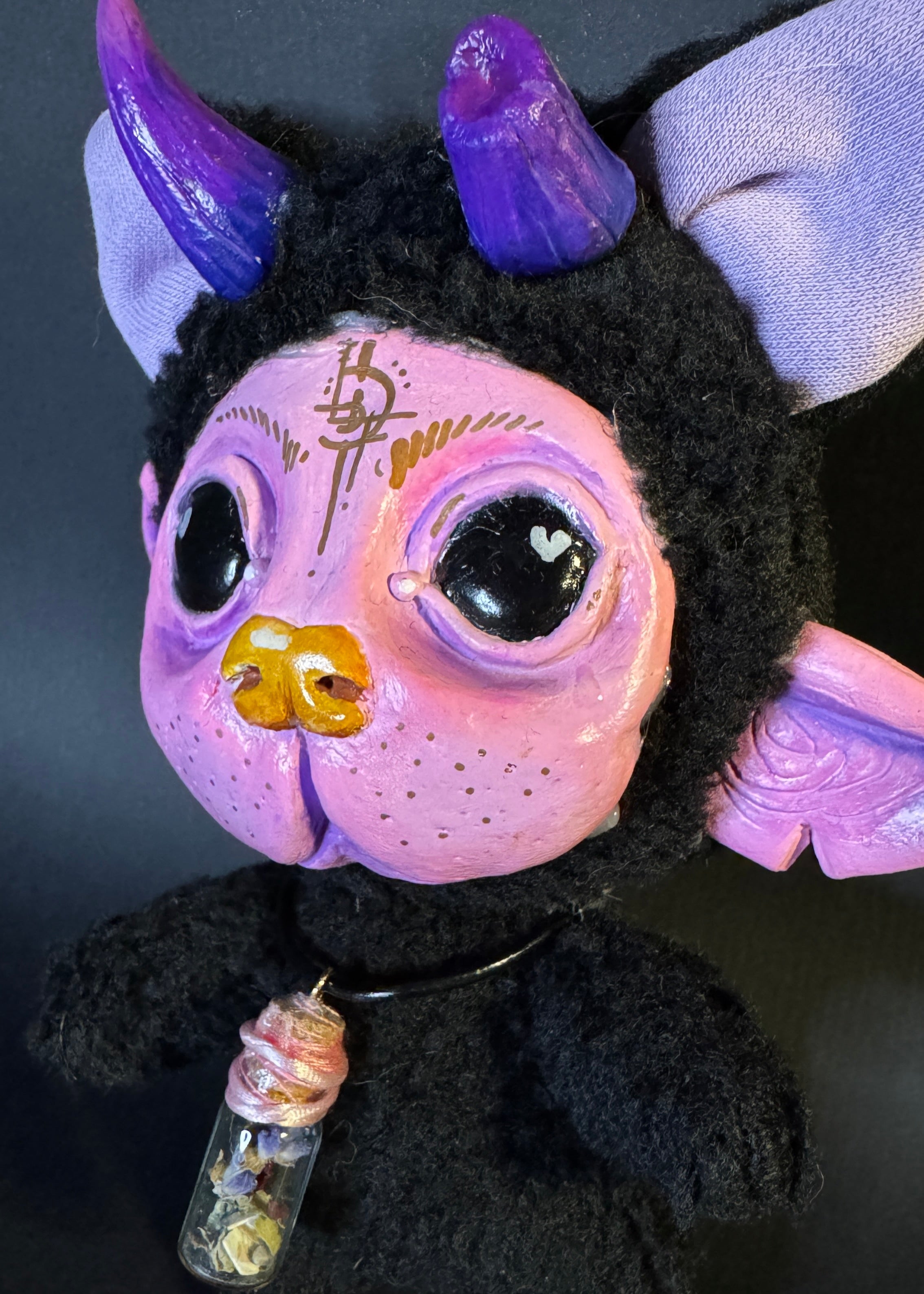 Detail-Bild vom Gesicht der Puppe.